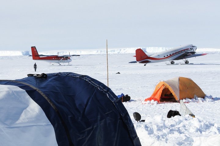 Gould Bay Camp in der Antarktis mit Zelt und zwei Flugzeugen
