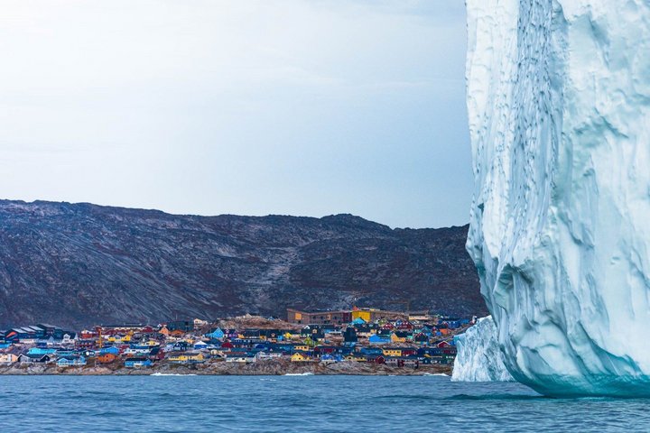 Ilulissat mit Eisberg in der Bucht