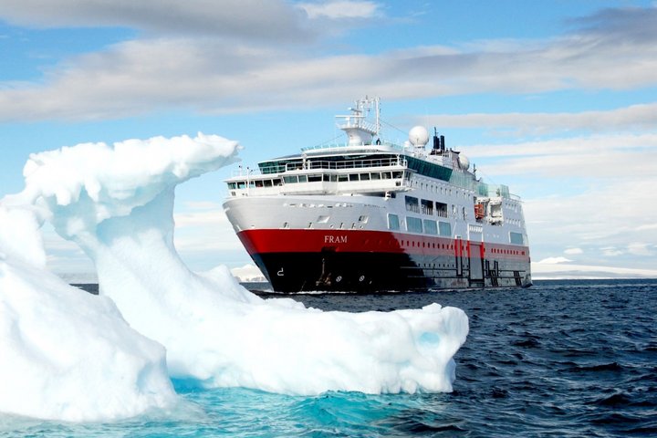 Expeditionsschiff Fram vor einem Eisberg