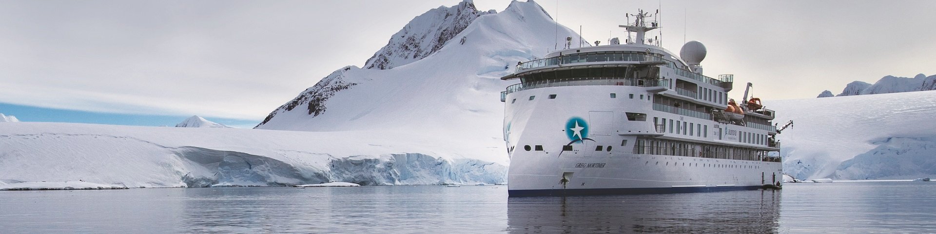 Expeditionsschiff vor einem Eisberg