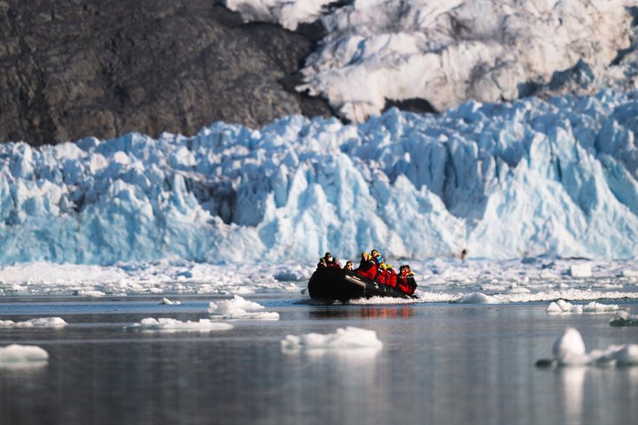 Zodiac vor einer Gletscherfront in Spitzbergen Zodiac vor einer Gletscherfront in Spitzbergen