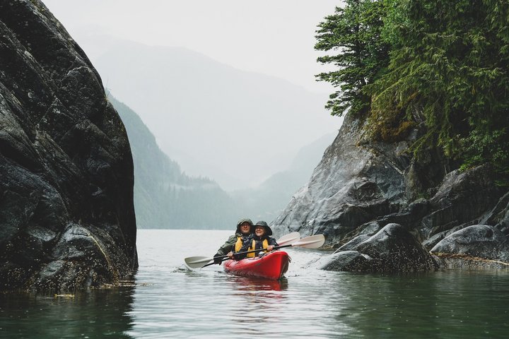 Kayaking in einer Bucht in Alaska