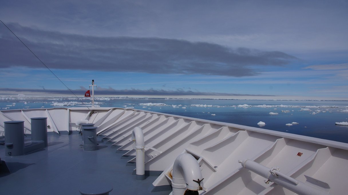 Schiff im Weddellmeer Schiffsbug im Weddellmeer