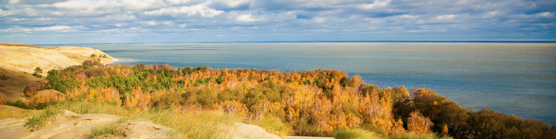 Sanddüne der Kurischen Nehrung und das Meer in Litauen