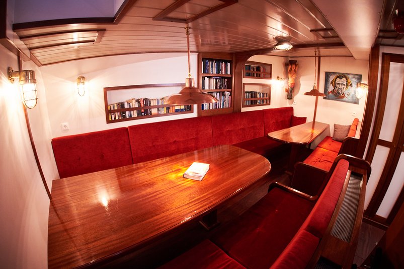 Aufenthaltsraum auf dem Segelschiff Tecla