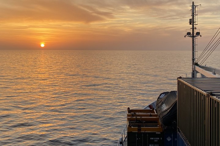 Fahrt in den Sonnenuntergang auf dem Fracht-Passagierschiff St. Helena