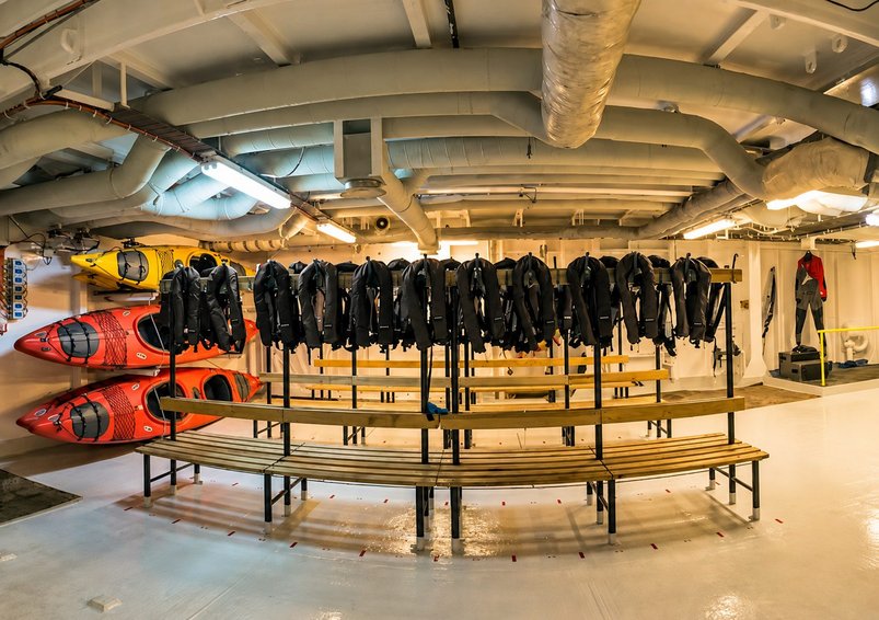 Umkleideraum auf dem Expeditionskreuzfahrtschiff Adventurer Sauna auf dem Expeditionskreuzfahrtschiff Adventurer