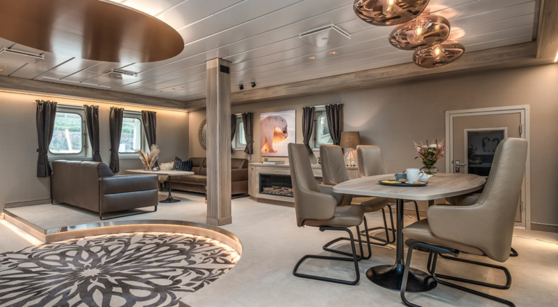Gästelounge auf der Nansen Explorer