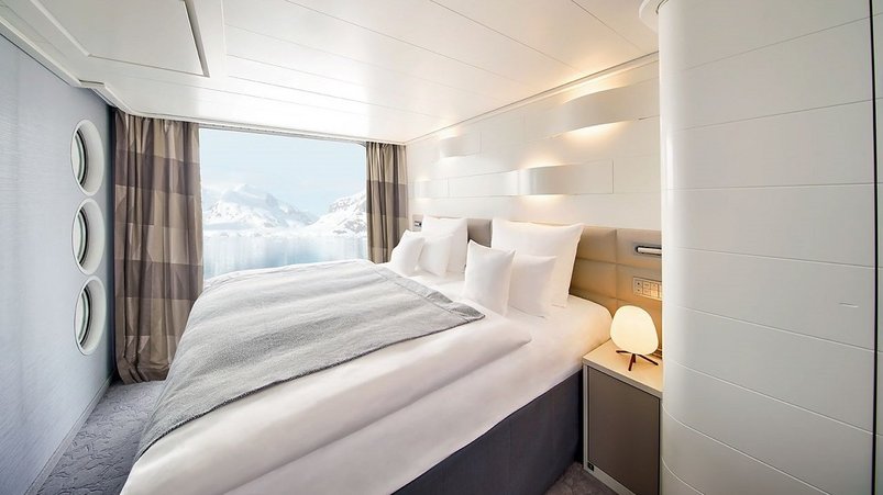 Schlafbereich in der Junior Suite an Bord der Hanseatic inspiration