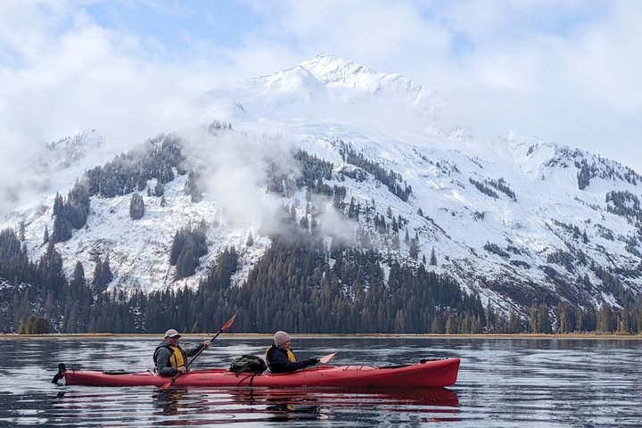 Kajakfahren in einem Fjord in Alaska