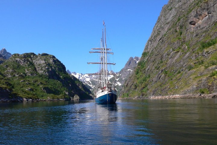 Norwegisches Fjord mit Segelschiff Antigua