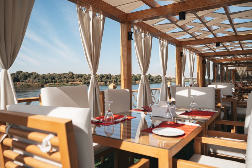 Restaurant auf dem Sonnendeck auf der Merit Star 2