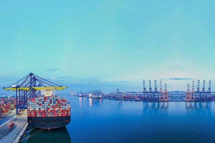 Hamburger Containerhafen mit Containerschiff Hamburger Containerhafen mit Containerschiff