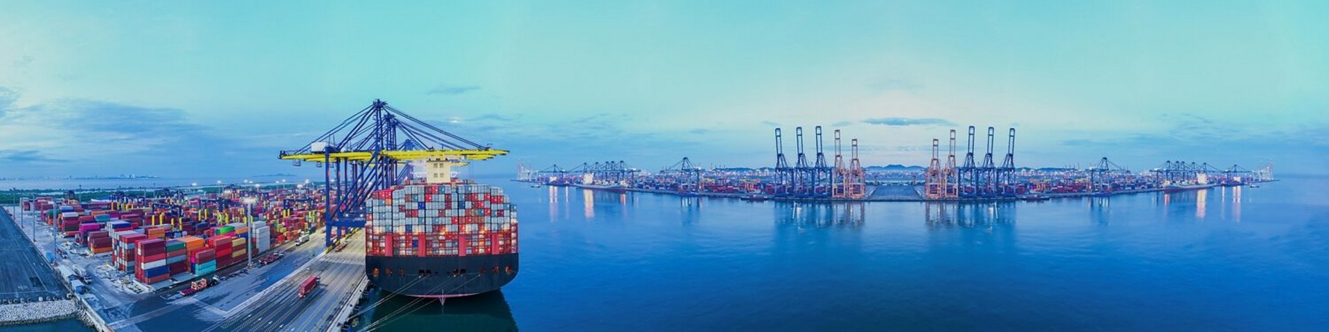 Hamburger Containerhafen mit Containerschiff Hamburger Containerhafen mit Containerschiff