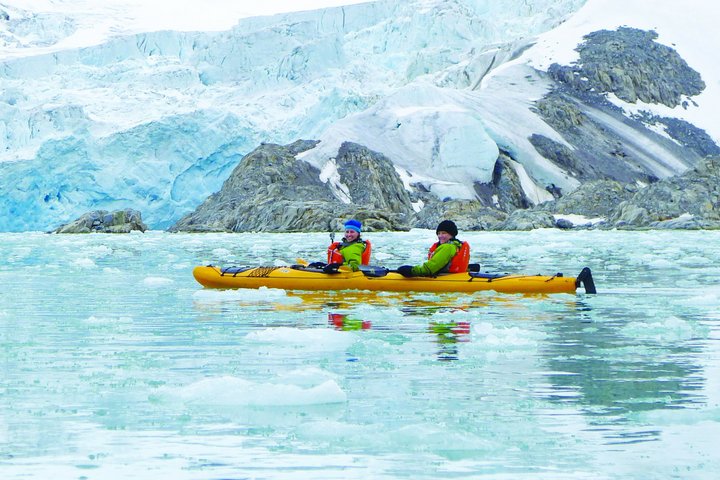 Kayak fahren vor einem Gletscher