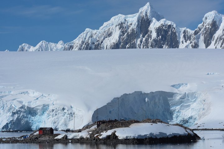 Eiswüste Antarktis mit Haus