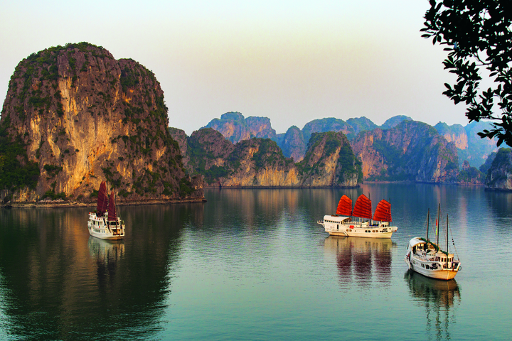 4_verträumte_Schiffahrt_Halong_Bay_Fotolia_134418498_XL