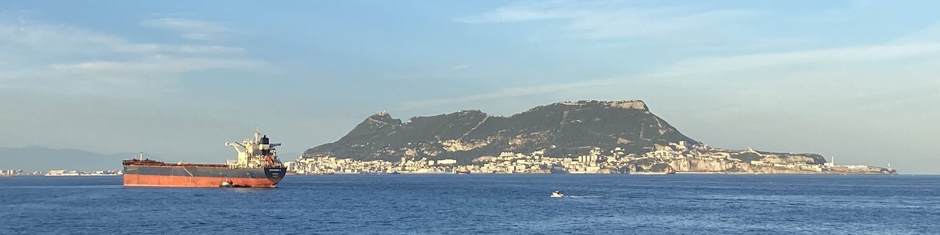 Frachtschiff vor dem Felsen von Gibraltar