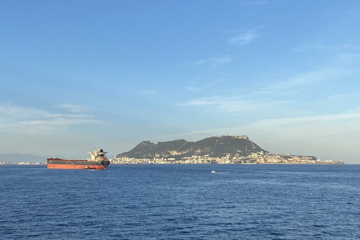 Frachtschiff vor dem Felsen von Gibraltar Frachtschiff vor dem Felsen von Gibraltar