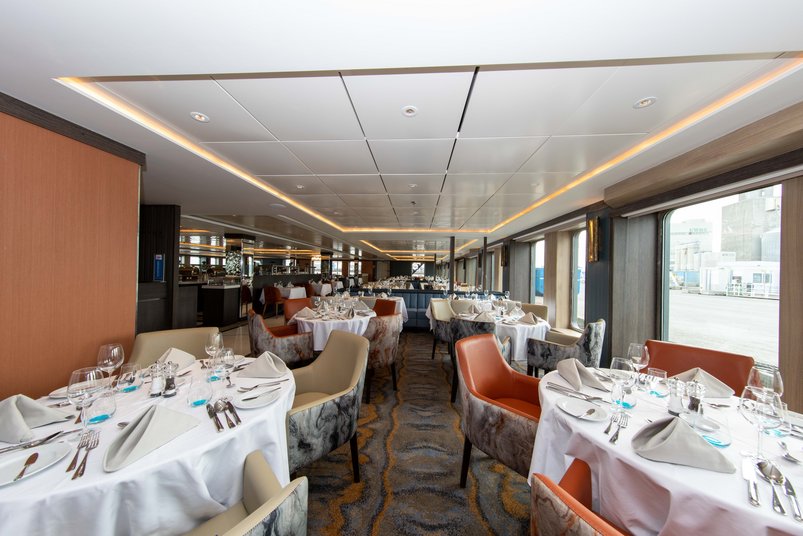 Restaurant an Bord der World Explorer von Quark Expeditions