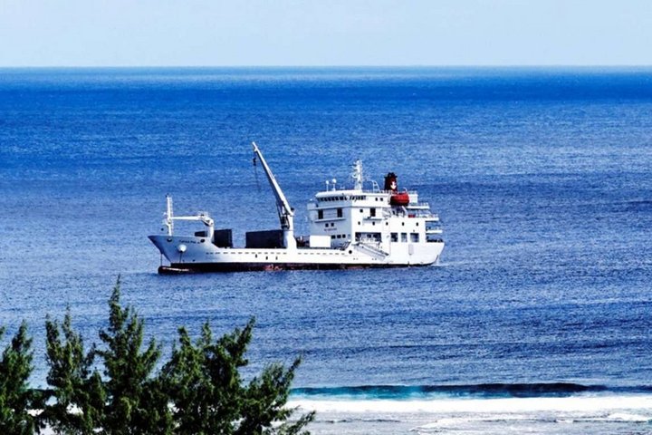 Frachtschiff Tuha'A'Pae vor Anker 