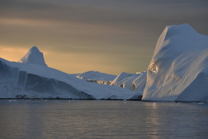 Abendstimmung in Fjord in Grönland