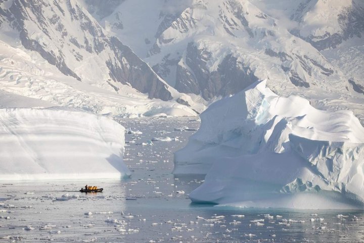 Zodiac inmitten antarktischer Eislandschaft