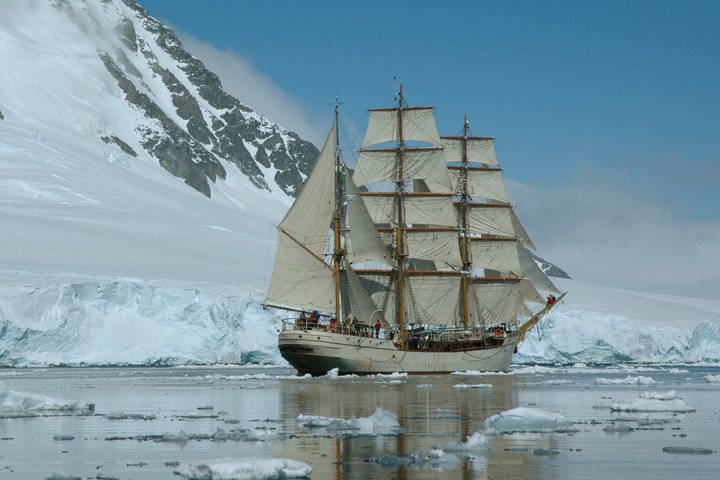 Bark Europa unter Vollzeug in der Antarktis