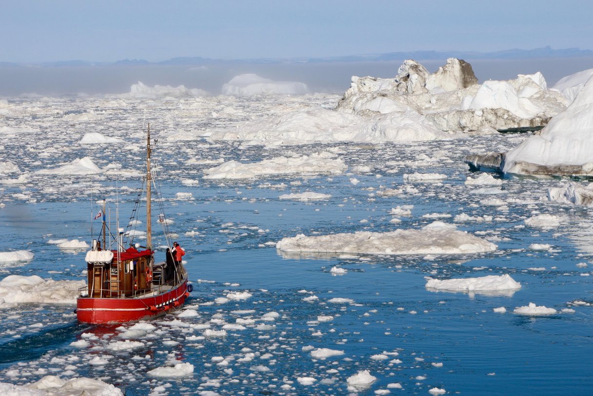 Eisfeld mit Fischerboot vor Ilulissat in Grönland