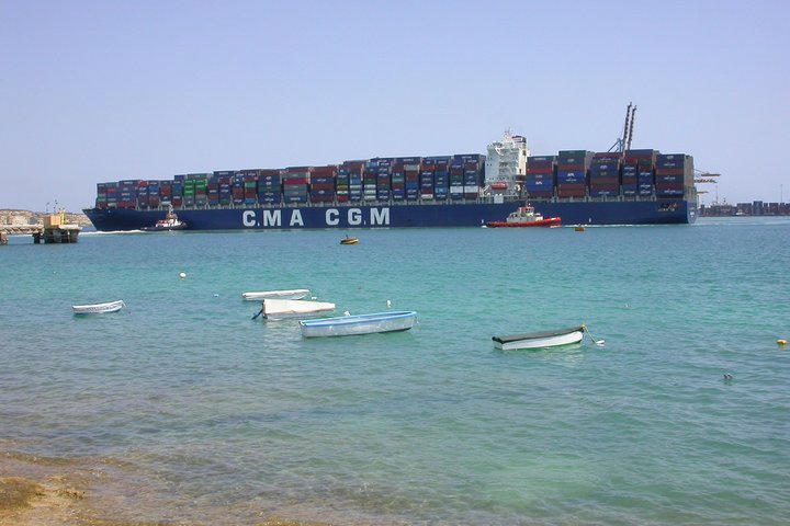 Frachtschiff CMA CGM Tosca im Hafen von Malta