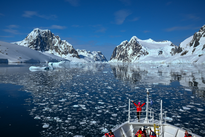 Ocean Nova in einer Bucht mit Eisschollen und Bergen