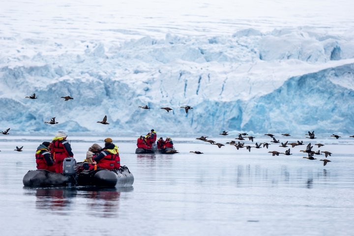 Zodiacs vor einem Gletscher in Spitzbergen 2 Zodiacs vor einem Gletscher in Spitzbergen