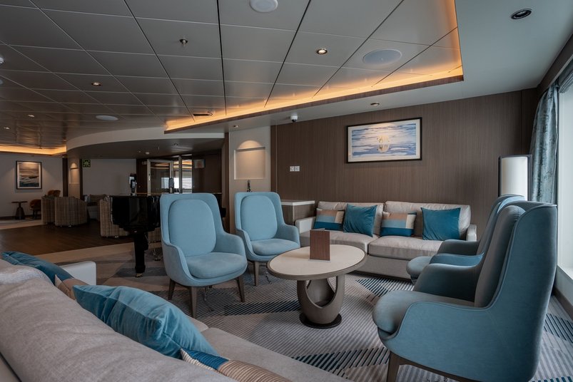 Lounge mit Bar auf der Ocean Albatros