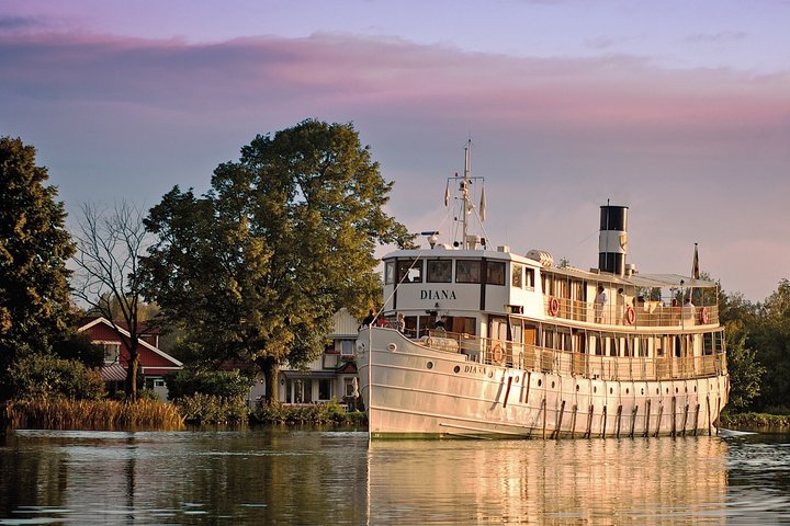 MS Diana auf dem Göta-Kanal MS Diana auf dem Göta-Kanal