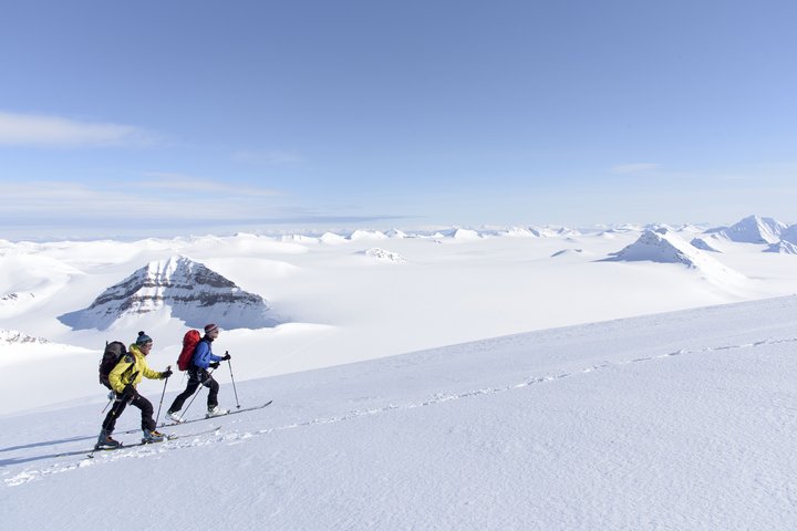 Spitzbergen Schneegipfel auf Skiern erleben