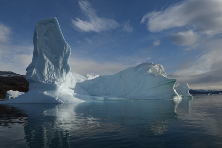 Eisberg in einem Fjord von Ostgrönland