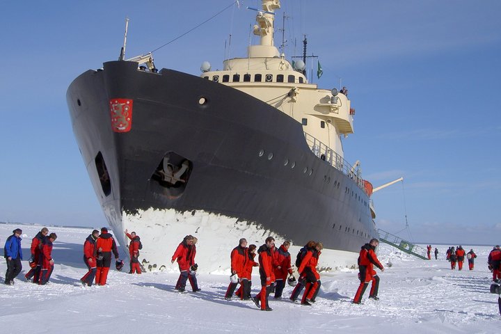 Auf Packeis spazieren vor dem Eisbrecher Sampo