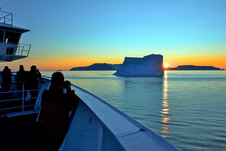 Sonnenuntergang mit Eisberg in Grönland