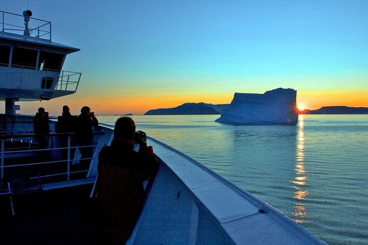 Sonnenuntergang mit Eisberg in Grönland