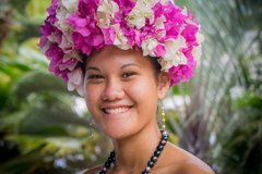 Polynesierin mit Blumenschmuck im Haar