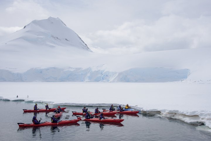 Kayaking-Tour in der Antarktis mit einer Reisegruppe