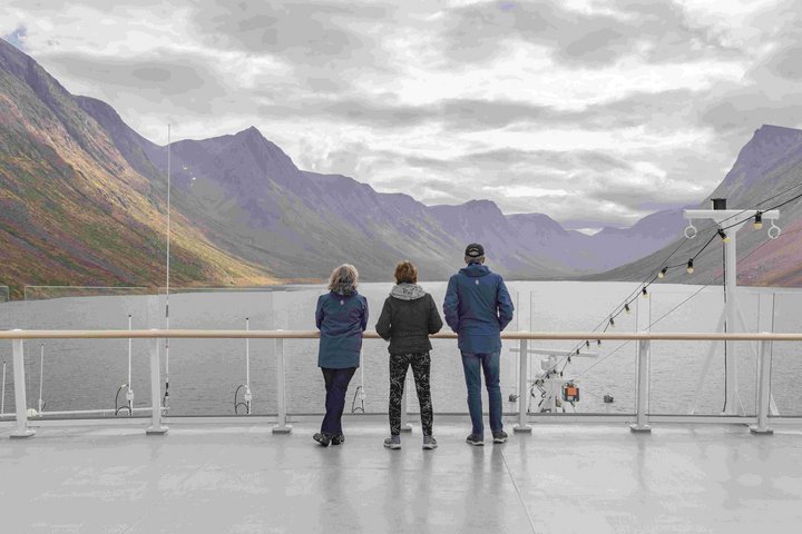 Landschaft bei Nachvak Menschen an Deck schauen sich die Landschaft bei Nachvak an