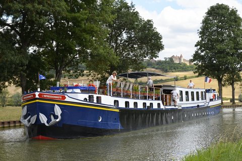 L'impressionniste auf einem Kanal im Burgund unterwegs