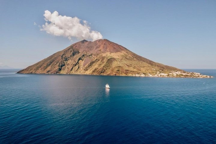 Florette vor rauchendem Vulkan