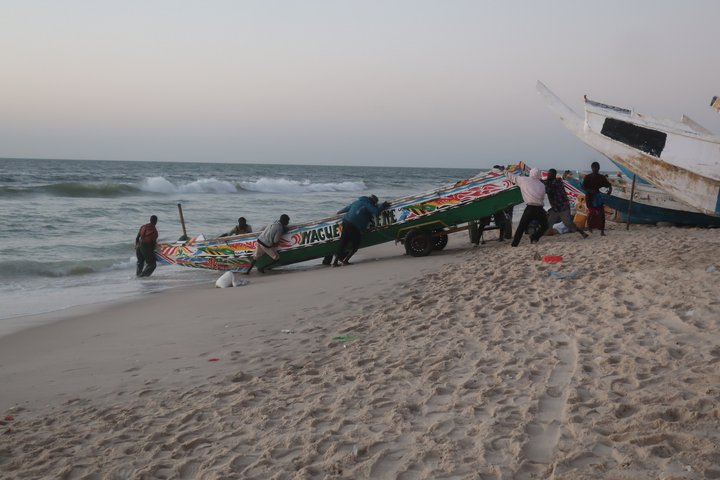 Piroge wird am Strand von Nouakchott gezogen