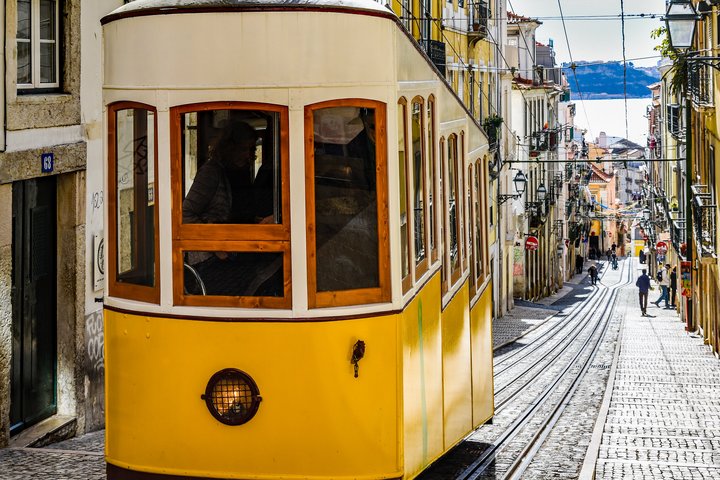 Lissabon.jpg Tram in Lissabon