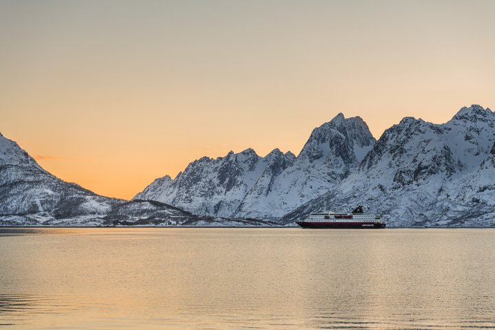 Schiff in Winterlandschaft © Hurtigruten