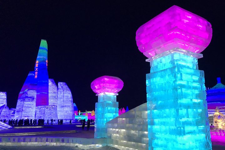 Schnee- und Eisfestival in der Nacht