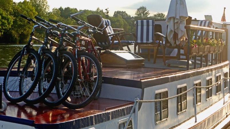 Velos auf der Hotelbarge Nymphea