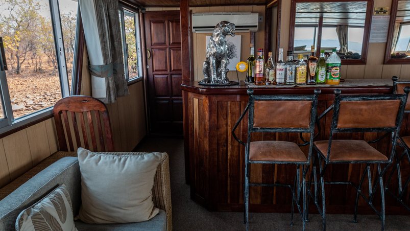 Bar auf dem Hausboot Umbozha